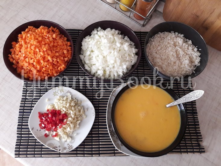 Рис с яйцами и овощами в сковороде - шаг 2