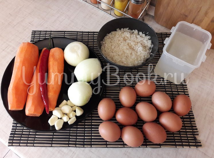 Рис с яйцами и овощами в сковороде - шаг 1