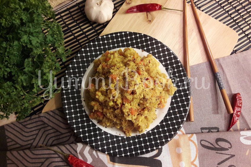 Рис с яйцами и овощами в сковороде