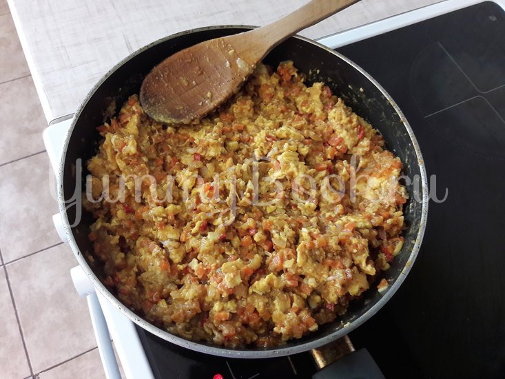 Рис с яйцами и овощами в сковороде - шаг 9