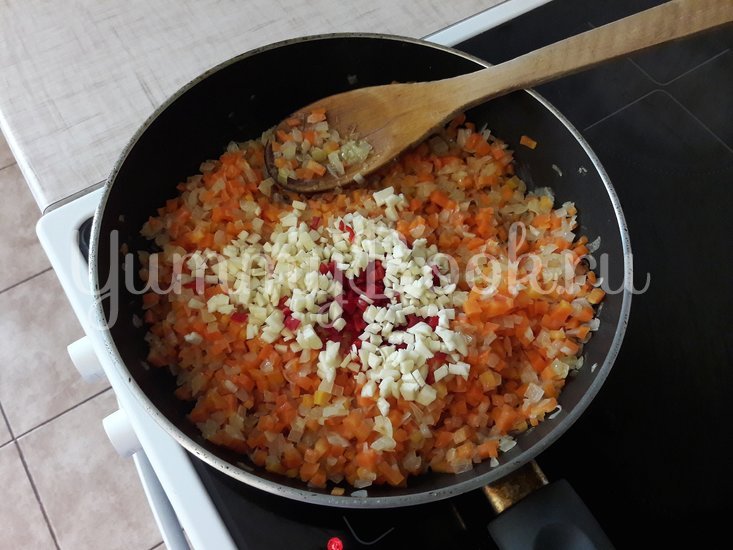 Рис с яйцами и овощами в сковороде - шаг 4