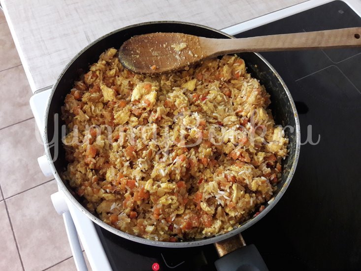 Рис с яйцами и овощами в сковороде - шаг 10