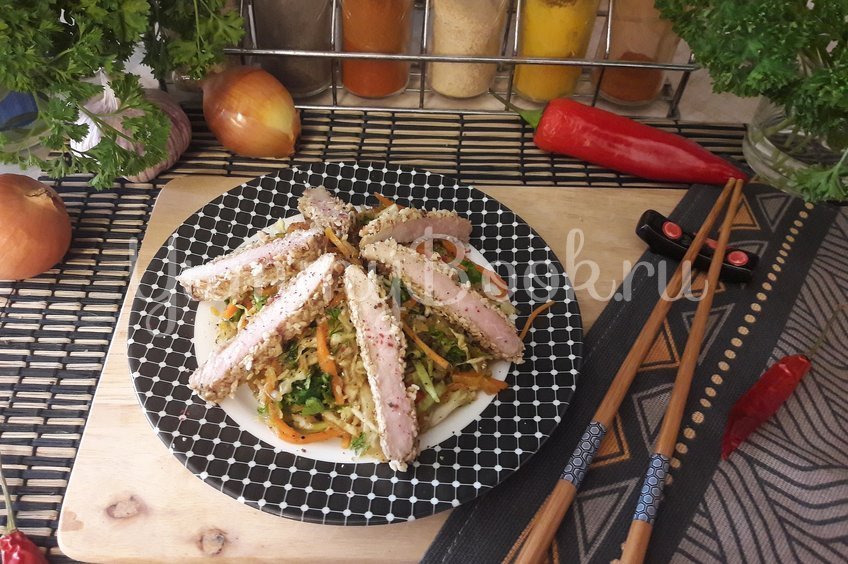 Салат со свининой в кунжутной панировке 