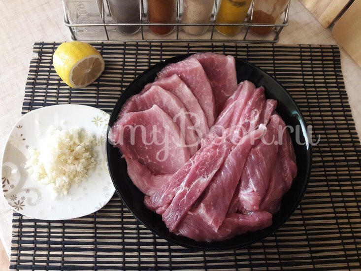 Салат со свининой в кунжутной панировке  - шаг 1