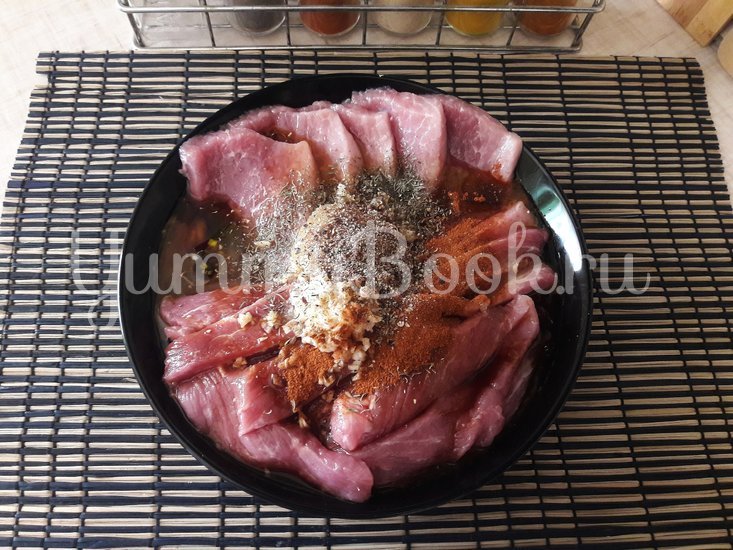 Салат со свининой в кунжутной панировке  - шаг 2