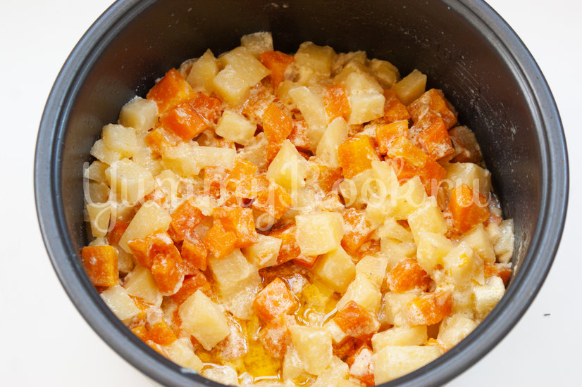 Тушеная картошка со сливками и сыром на сковороде