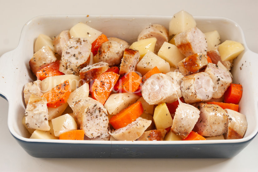 Картофель запечённый с морковью и колбасками - шаг 4