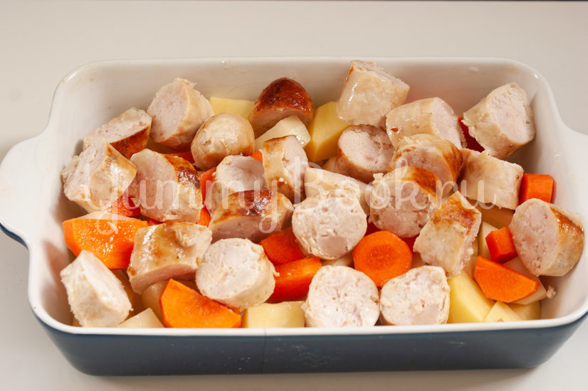 Картофель запечённый с морковью и колбасками - шаг 3