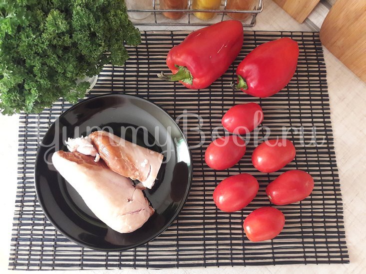 Овощной салат с копчёной курицей и чесночной заправкой - шаг 1