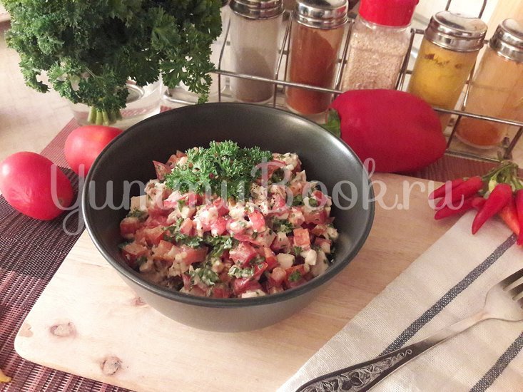 Овощной салат с копчёной курицей и чесночной заправкой - шаг 8