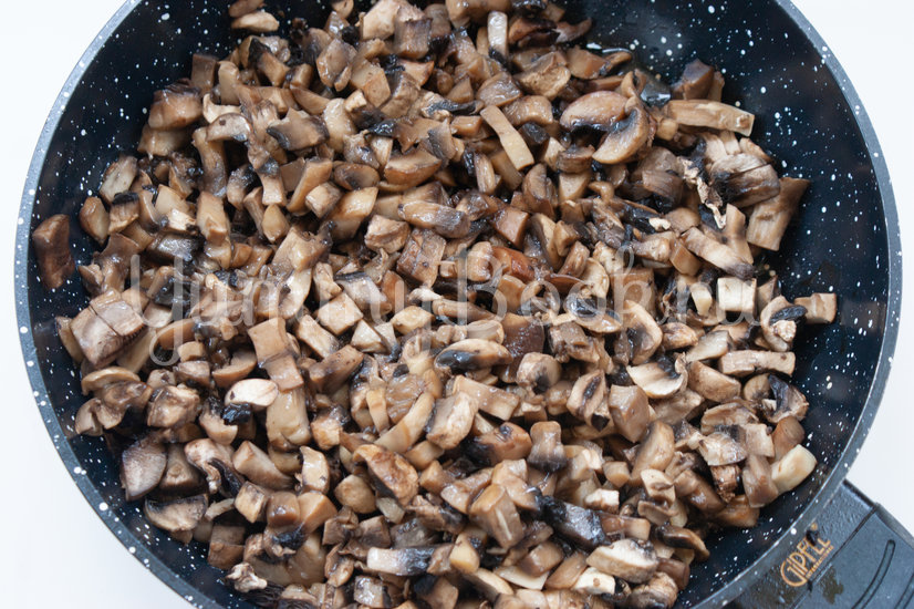 Куриное филе с грибами и чесноком - шаг 2