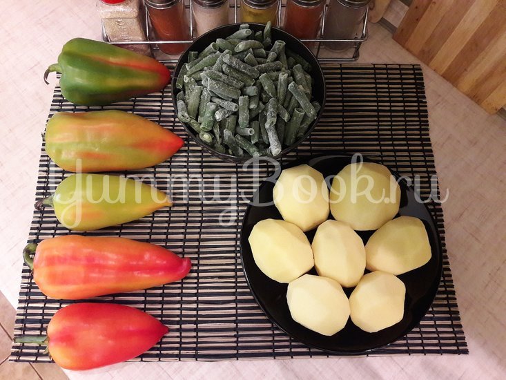 Картофель с перцами и фасолью в томатном соусе - шаг 1