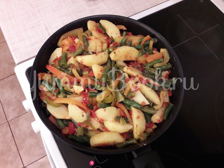 Картофель с перцами и фасолью в томатном соусе - шаг 9