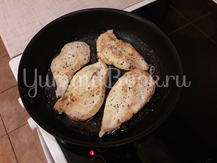 Куриное филе в сливочно-чесночном соусе​ - шаг 3