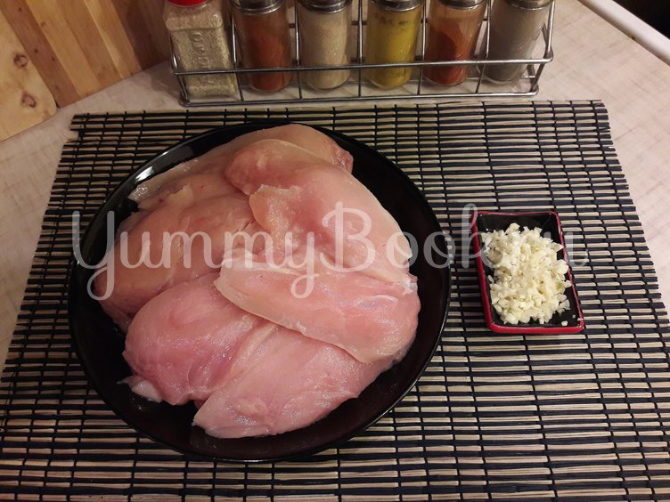 Куриное филе в сливочно-чесночном соусе​ - шаг 1